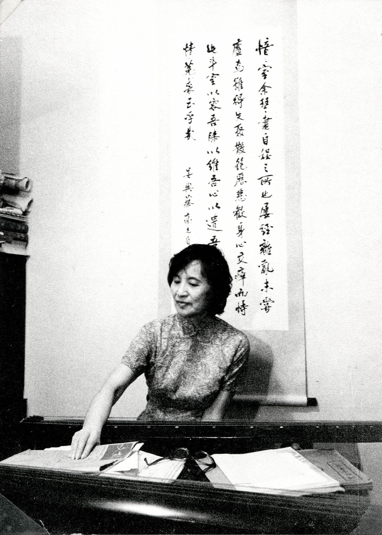 Photo de Cai laoshi devant son instrument