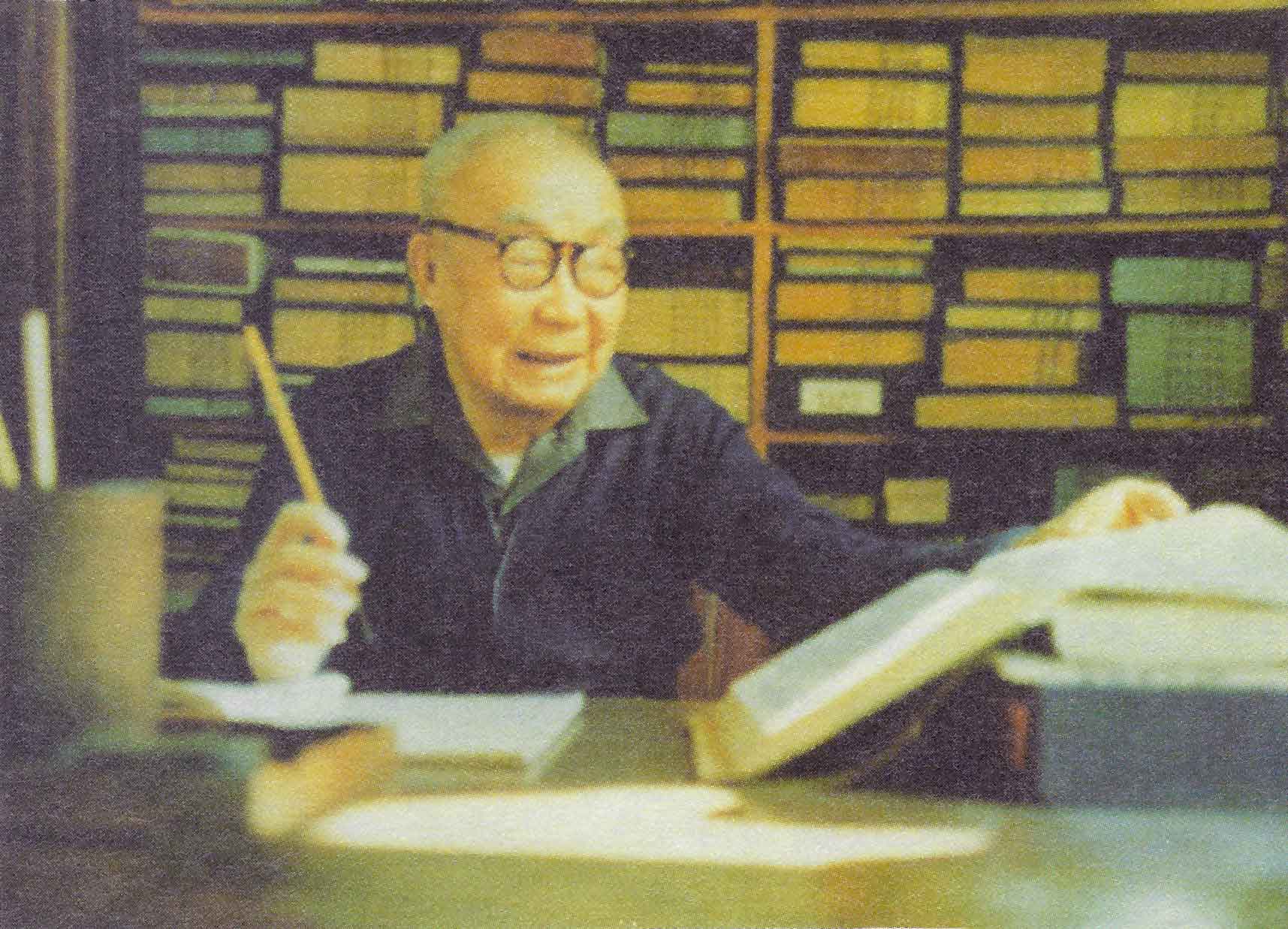 Zha Fuxi écrivant dans sa bibliothèque